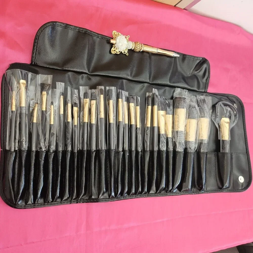 New B.B.W. Cosmetics 24 Piece Makeup Brush Set Travel Carrying Case Black/Gold